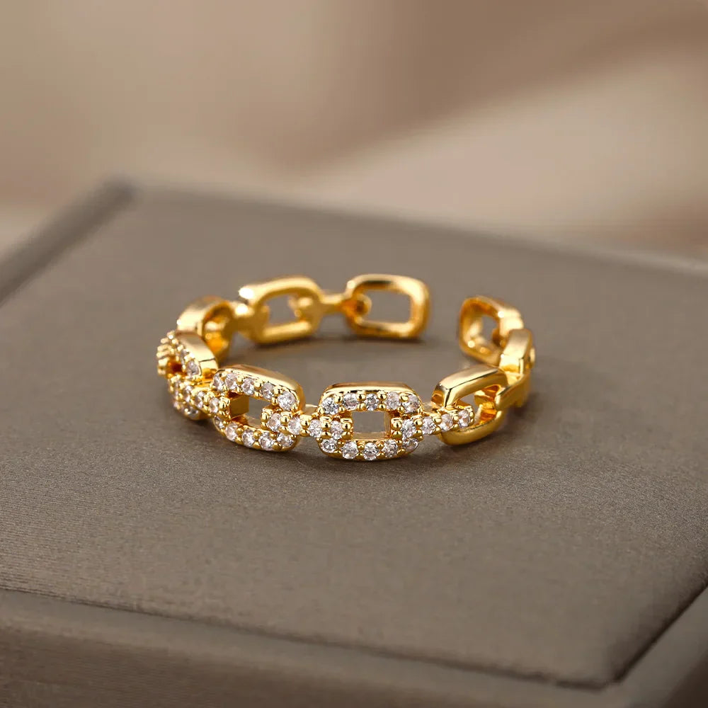 Valén – Elegant Twist Chain Ring with Sparkling Zircon