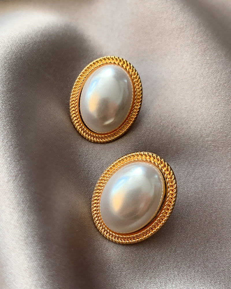 Radiance Oval Pearl Studs - Old Money