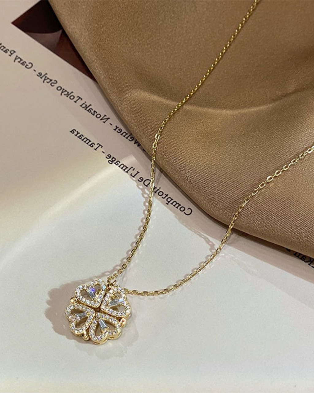 Celeste Clover Colar Trevo de Corações Dourado ou Prateado Serenyah