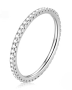 Néreya Ring – Anel meia aliança em Prata 925 com cravação de zircônias brancas delicadas e brilho elegante