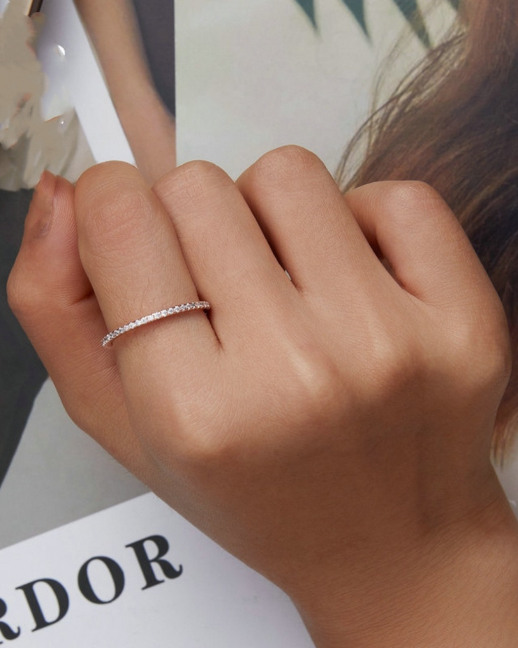 Néreya Ring – Anel meia aliança em Prata 925 com cravação de zircônias brancas delicadas e brilho elegante