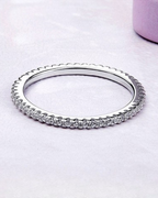 Néreya Ring – Anel meia aliança em Prata 925 com cravação de zircônias brancas delicadas e brilho elegante